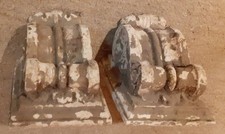 Zwei antike Fassaden-Konsolen